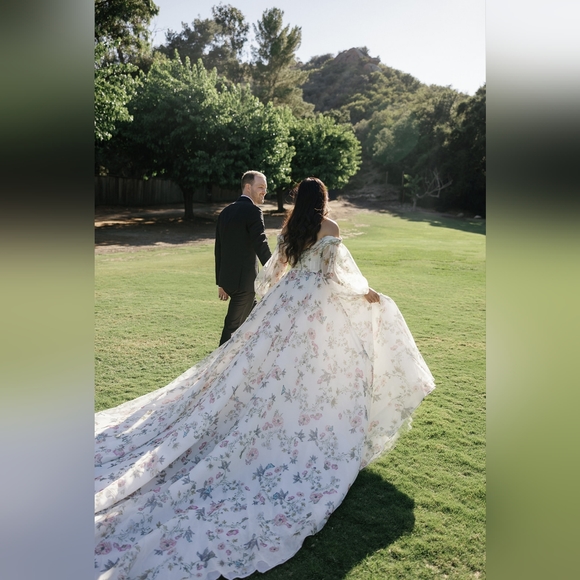 Monique Lhuillier Wedding Dress - Picture 2 of 16